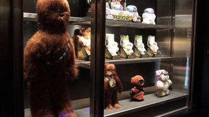 Outre les figurines, le visiteur pourra &eacute;galement d&eacute;couvrir la ligne de poup&eacute;es Star Wars dont un Chewbacca de plus d'un m&egrave;tre de haut. (ELODIE DROUARD / FTVI)