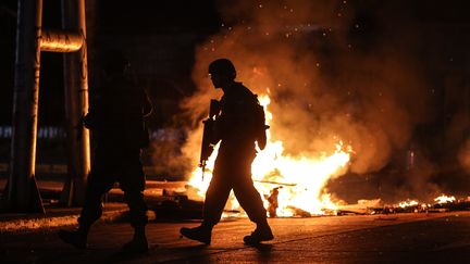 Des soldats patrouillent dans la ville de&nbsp;Concepcion (Chili), le 20 octobre 2019. (PABLO HIDALGO / AFP)