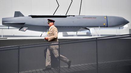 Un militaire passe devant un missile Scalp/Storm Shadow, le 17 juillet 2018, lors d'un salon d'aéronautique à Farnborough (Royaume-Uni). (BEN STANSALL / AFP)