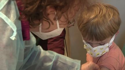 Depuis le mois de décembre, tous les enfants âgés de cinq à onze ans sont éligible au vaccin contre le Covid-19. Depuis le début de la campagne de vaccination, seul 1% des enfants ont reçu leur dose de vaccination.&nbsp; (CAPTURE ECRAN FRANCE 2)