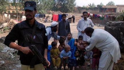 Vaccination contre la polio sous haute protection au Pakistan, en 2013. (KHAN RAZIQ / ANADOLU AGENCY)