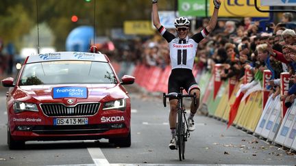 Kragh Andersen levant les bras à l'arrivée de Paris-Tours 2018. (GUILLAUME SOUVANT / AFP)