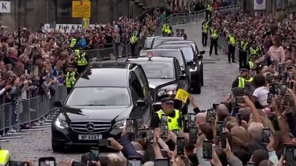 Le cercueil d'Elizabeth II a quitté Balmoral pour se rendre à&nbsp;Édimbourg, dimanche 11 septembre. Un dernier voyage en Écosse avant de rejoindre Londres. (FRANCEINFO)