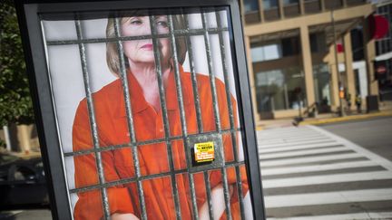 Une affiche met en scène Hillary Clinton derrière des barreaux, au premier jour de la convention républicaine à Cleveland (Etats-Unis), le 18 juillet 2016. (MAXPPP)