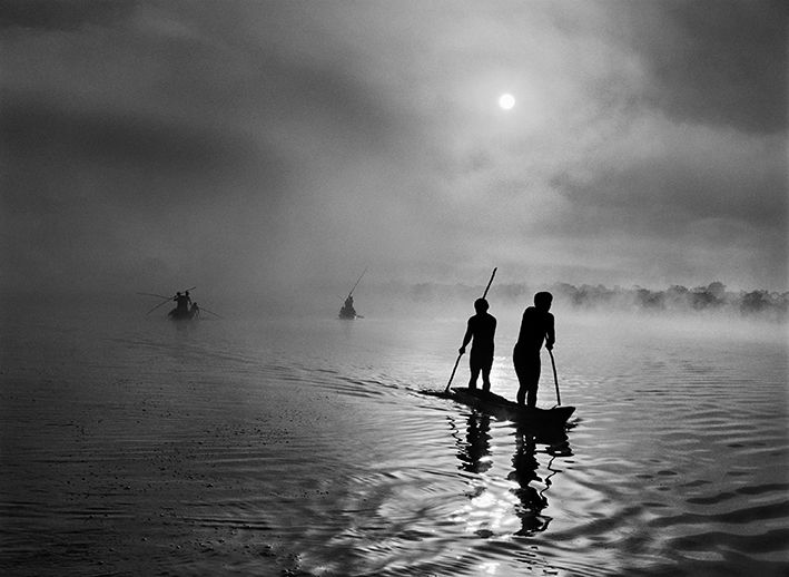 Dans la r&eacute;gion du Haut-Xingu, un groupe d&rsquo;Indiens Waura p&ecirc;che dans le lac de Piyulaga, pr&egrave;s de leur village. Le bassin du Haut-Xingu abrite une population tr&egrave;s diversifi&eacute;e. Etat du Mato Grosso, Br&eacute;sil, 2005. (© SEBASTIÃO SALGADO / AMAZONAS)