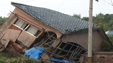 Une maison effondrée par un séisme (France Info)