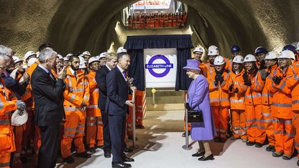 La reine&nbsp;Elizabeth II dévoile le nouveau logo de la nouvelle ligne de métro&nbsp;en construction la "Elizabeth line"&nbsp;de&nbsp;Londres (Royaume-Uni), le 23 février 2016 (SHUTTERSTOCK / SIPA)