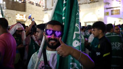 Un supporter de l'Arabie Saoudite dans le souk Waqif à Doha, au Qatar, le 22 novembre 2022.&nbsp; (CHRISTINA ASSI / AFP)