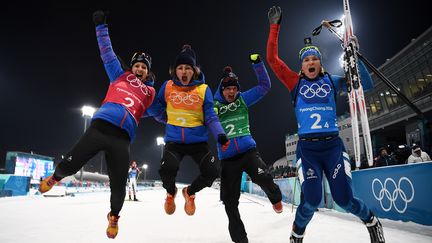 La joie des relayeuses françaises, Anais Chevalier, France's Justine Braisaz, France's Marie Dorin Habert&nbsp;et France's Anais Bescond après leur médaille de bronze en biathlon obtenue jeudi 22 février 2018. (FRANCK FIFE / AFP)