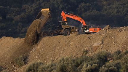 Les autorités ont entamé le forage d'un tunnel vertical, parallèle au puits de 25 centimètres de diamètre et d'environ 100 mètres de profondeur où est tombé le garçon, à Totalan (Andalousie, Espagne). (JORGE GUERRERO / AFP)