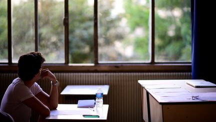 Un élève de terminal lors de l'épreuve de philosophie du baccalauréat, jeudi 15 juin 2017.&nbsp; (MARTIN BUREAU / AFP)