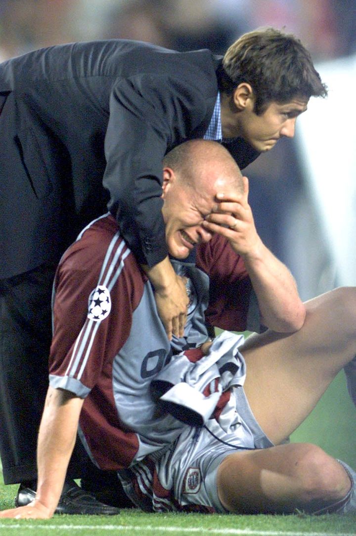 Les larmes de Janker séchées par Lizarazu en 1999. (PATRICK HERTZOG / AFP)