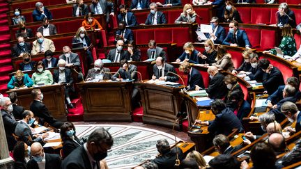 Un débat sur l'invasion russe de l'Ukraine aura lieu mardi 1er mars à l'Assemblée nationale. Image d'illustration de l'hémicycle. (XOSE BOUZAS / HANS LUCAS VIA AFP)