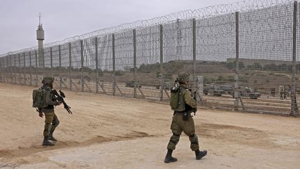 Des soldats israéliens&nbsp;à la frontière de la bande de Gaza, dans le sud d'Israël, le 7 décembre 2021. (MENAHEM KAHANA / AFP)