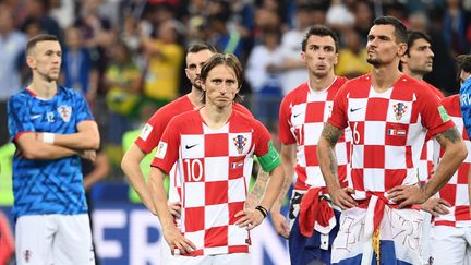 Des joueurs de l'équipe de Croatie après la défaite en finale de la Coupe du monde face à la France, le 15 juillet 2018. (FRANCK FIFE / AFP)