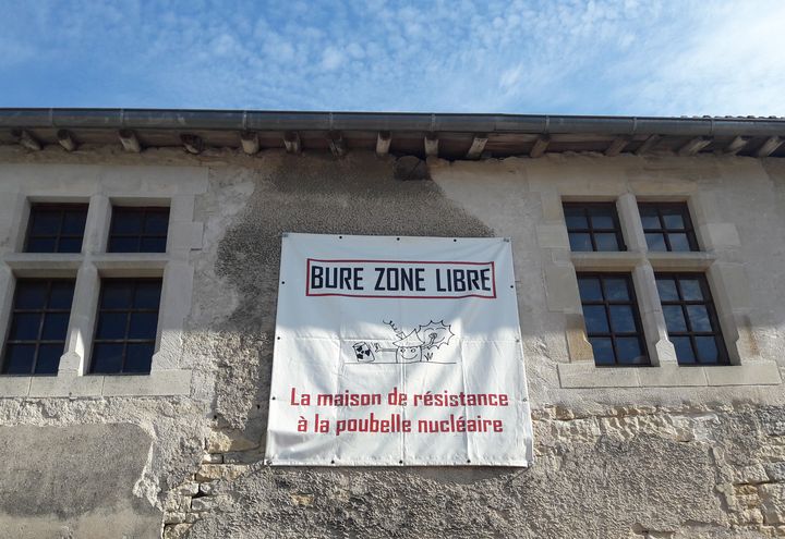 La maison de la résistance au projet de centre d'enfouissement des déchets nucléaires est située à l'entrée de Bure (Meuse). (SANDRINE ETOA-ANDEGUE / RADIO FRANCE)