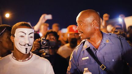 Le capitaine de police Ron Johnson d&eacute;file aux c&ocirc;t&eacute;s des manifestants, jeudi 14 ao&ucirc;t 2014 &agrave; Ferguson, Missouri (Etats-Unis). (SCOTT OLSON / GETTY IMAGES NORTH AMERICA / AFP )