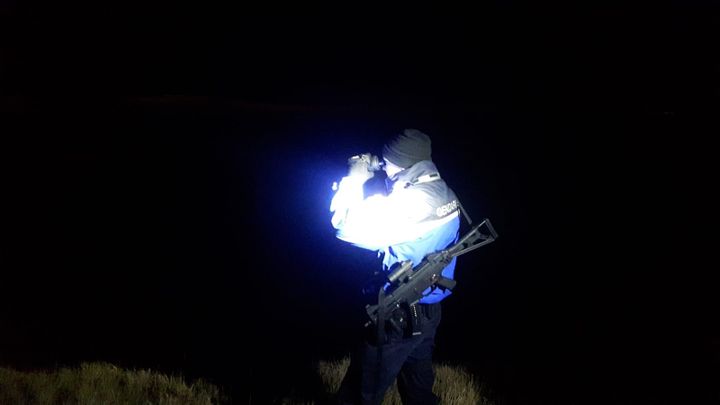 Un gendarme patrouille de nuit&nbsp;près de&nbsp;Wissant, au sud de Calais, pour intercepter les migrants qui voudraient tenter une&nbsp;traversée de la Manche à haut risque vers l'Angleterre. (JEROME JADOT / RADIO FRANCE)