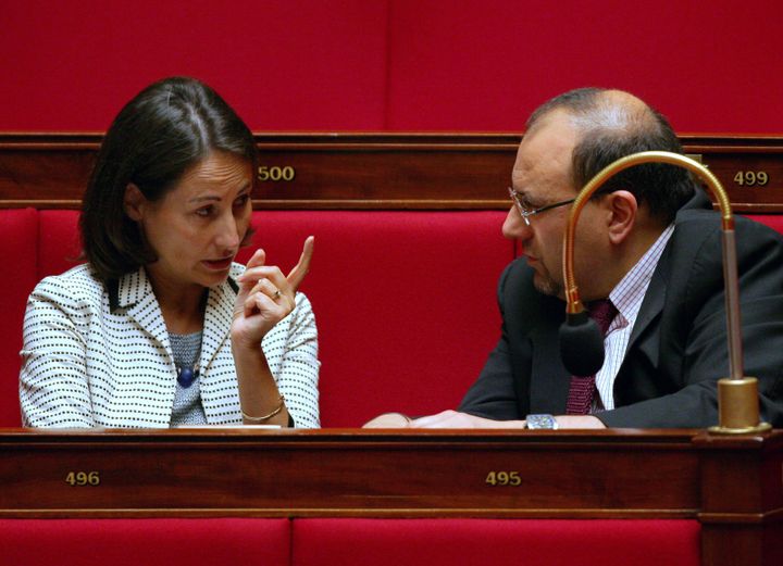 Ségolène Royal, alors députée des Deux-Sèvres, discute avec Julien Dray à l'Assemblée nationale, le 25 septembre 2006, quelques jours avant l'annonce de sa candidature à l'investiture socialiste.&nbsp; (JACQUES DEMARTHON / AFP)