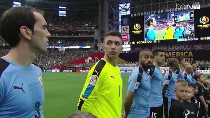 Les joueurs urugayens, surpris d'entendre l'hymne chilien au début du match contre le Mexique. 