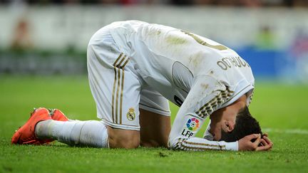 Cristiano Ronaldo, l'attaquant du Real Madrid, le nez dans le gazon, le 8 avril 2012.&nbsp; (JASPER JUINEN / GETTY IMAGES EUROPE)