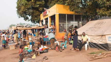 qui ont survécu aux violences dans la province du Kasaï, en RDC, attendent les bus qui les transfèreront du centre d'accueil de Cacanda, au nord de l’Angola, vers le nouveau site de Lovua.
 (Colin Delfosse/UNHCR       )