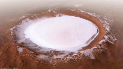 Vue d'un lac de glace à la surface du cratère&nbsp;Korolev sur la planète Mars, photographié par la sonde Mars Express et diffusée par l'Agence spatiale européenne le 21 décembre 2018. (AGENCE SPATIALE EUROPEENNE)