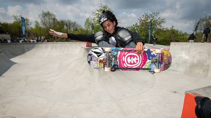 La skateuse Madeleine Larcheron participe aux championnats de France de skateboard Bowl 2021 au skatepark Cosanostra, le 2 mai 2021 à Chelles. (BERTRAND GUAY / AFP)