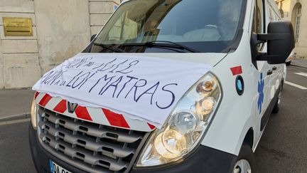 Un véhicule d'ambulance en grève à Nancy (Meurthe-et-Moselle), le 15 octobre 2021. (PATRICE SAUCOURT / MAXPPP)