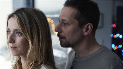 Léa Drucker et Mathieu Amalric dans "La Chambre Bleue"
 (Alfama Films)