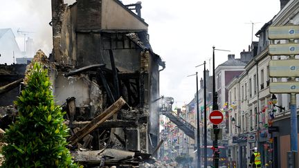 Vitrines de magasins de commerces brisés, magasins pillés, un immeuble s'est effondré à Montargis,dans le Loiret, à la suite d'une nuit de violence, le 30 juin 2023. (PASCAL PROUST / MAXPPP)