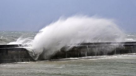 Des vagues sur la digue Carnot au Portel (Pas-de-Calais), le 28 décembre 2021. (MAXPPP)