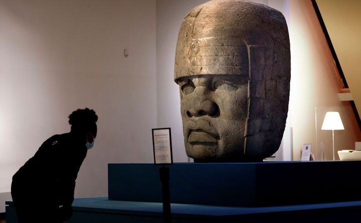 Tête colossale n°4, site de San Lorenzo Tenochtitlan, Etat du Veracruz, Mexique, basalte, Museo de Antropologia de Xalapa, exposée au musée du Quai Branly dans le cadre de l'exposition Les Olmèques et les cultures du golfe du Mexique (photo THOMAS COEX / AFP)