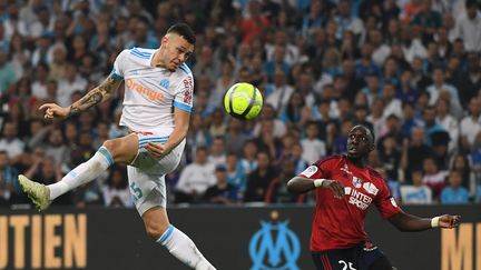 L'attaquant argentin de l'OM Lucas Ocampos à la lutte avec le défenseur d'Amiens Issa Cissokho lors du match OM-Amiens du 19 mai 2018. (BORIS HORVAT / AFP)