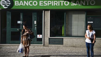 Devnt une agence de la banque portugaise Espirito Santo, le 1er ao&ucirc;t 2014,&nbsp;&agrave; Lisbonne (Portugal).&nbsp; (PATRICIA DE MELO MOREIRA / AFP)