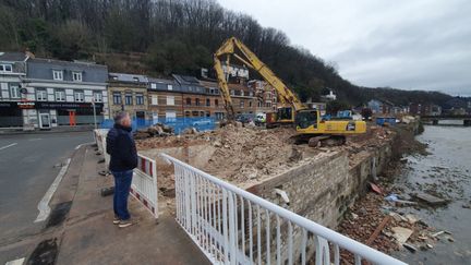 The mayor of Pepinster, Philippe Godin, in front of work on the banks of the Vesdre.  February 2024 (BORIS HALLIER / FRANCEINFO / RADIO FRANCE)