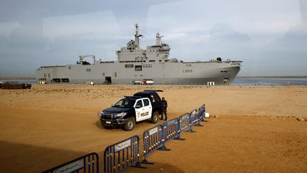 Le Dixmude, porte-hélicoptère transformé en hôpital, le 21 janvier 2024 dans le port égyptien d'Al-Arash. (KHALED DESOUKI / AFP)