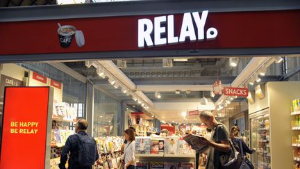 Une boutique Relay en gare de Bordeaux (Gironde), le 30 janvier 2018. (SERGE ATTAL / ONLY FRANCE / AFP)