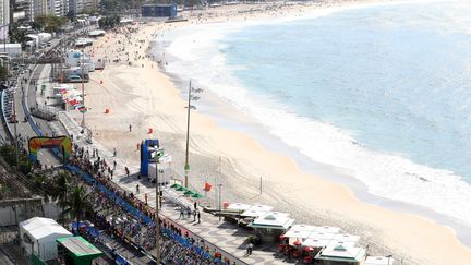 Le départ est donné pour la course sur route au bord de la plage de Copacabana (ALEXANDER HASSENSTEIN / POOL)