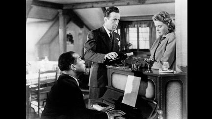 Le piano du légendaire film américain  &quot;Casablanca&quot;, avec Humphrey Bogart et Ingrid Bergman, sera vendu aux enchères chez Sotheby&#039;s le mois prochain.
 (Ann Ronan Picture Library/ AFP)