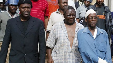 Morgan Tsvangirai et les leaders du MDC, blessés, quittent la court d' Harare en mars 2007  (DESMOND KWANDE / AFP)