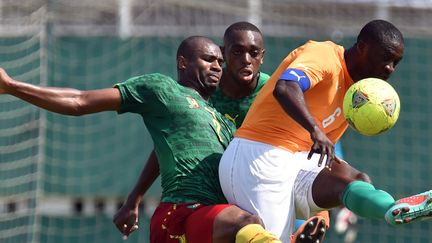 Yaya Toure s'arrache au milieu de deux Camerounais (ISSOUF SANOGO / AFP)