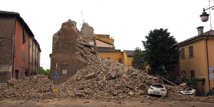 Après une violente réplique au séisme, la tour de l&#039;horloge de Finale Emilia est complètement détruite (20/05/2012)
 (AFP / Pierre Teyssot)