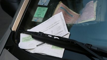 Les "bonnes" vieilles contraventions en papier devraient bientôt appartenir au passé... (AFP - DAVID FRITZ)