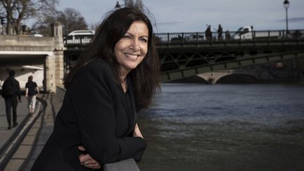 La maire de Paris Anne Hidalgo sur les quais de Seine (photo d'illustration). (JOEL SAGET / AFP)