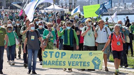 Manifestation pour dénoncer la pollution aux algues vertes à Lorient, samedi 5 juin 2021. (FRANCOIS DESTOC / MAXPPP)