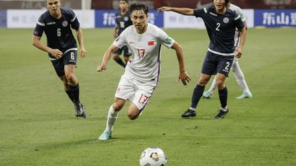 Le Chinois Wu Xinghan lors du match de qualification pour la Coupe du monde de football 2022 entre la Chine et Guam à Suzhou, en Chine, le 30 mai 2021. (STR / AFP)