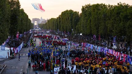 La cérémonie d'ouverture des Jeux paralympiques de Paris sur l'avenue des Champs-Elysées, le 28 août 2024 à Paris. (DIMITAR DILKOFF / AFP)