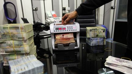 Des coupures de dinars libyens dans un bureau de change à Tripoli en avril 2016 (ISMAIL ZETOUNI / X02857)