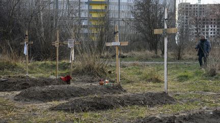 Les tombes de civils ukrainiens retrouvés morts après le départ des forces russes à Boutcha, près de Kiev, le 4 avril 2022. (MAXYM MARUSENKO / NURPHOTO / AFP)